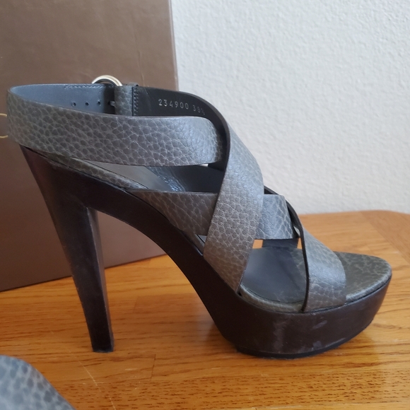 Gucci Pebbled Asphalt Grey Leather Strappy Platform Sandals Women's Shoes  8.5 - Picture 7 of 16